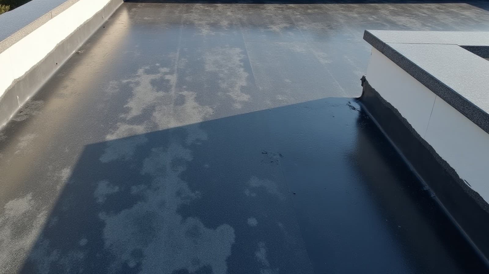 Toiture-terrasse à Céret : relief du Vallespir et orages